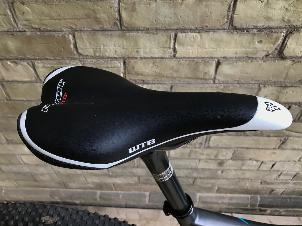 Pivot Mach 5.7 Full Carbon – Ollin Hub